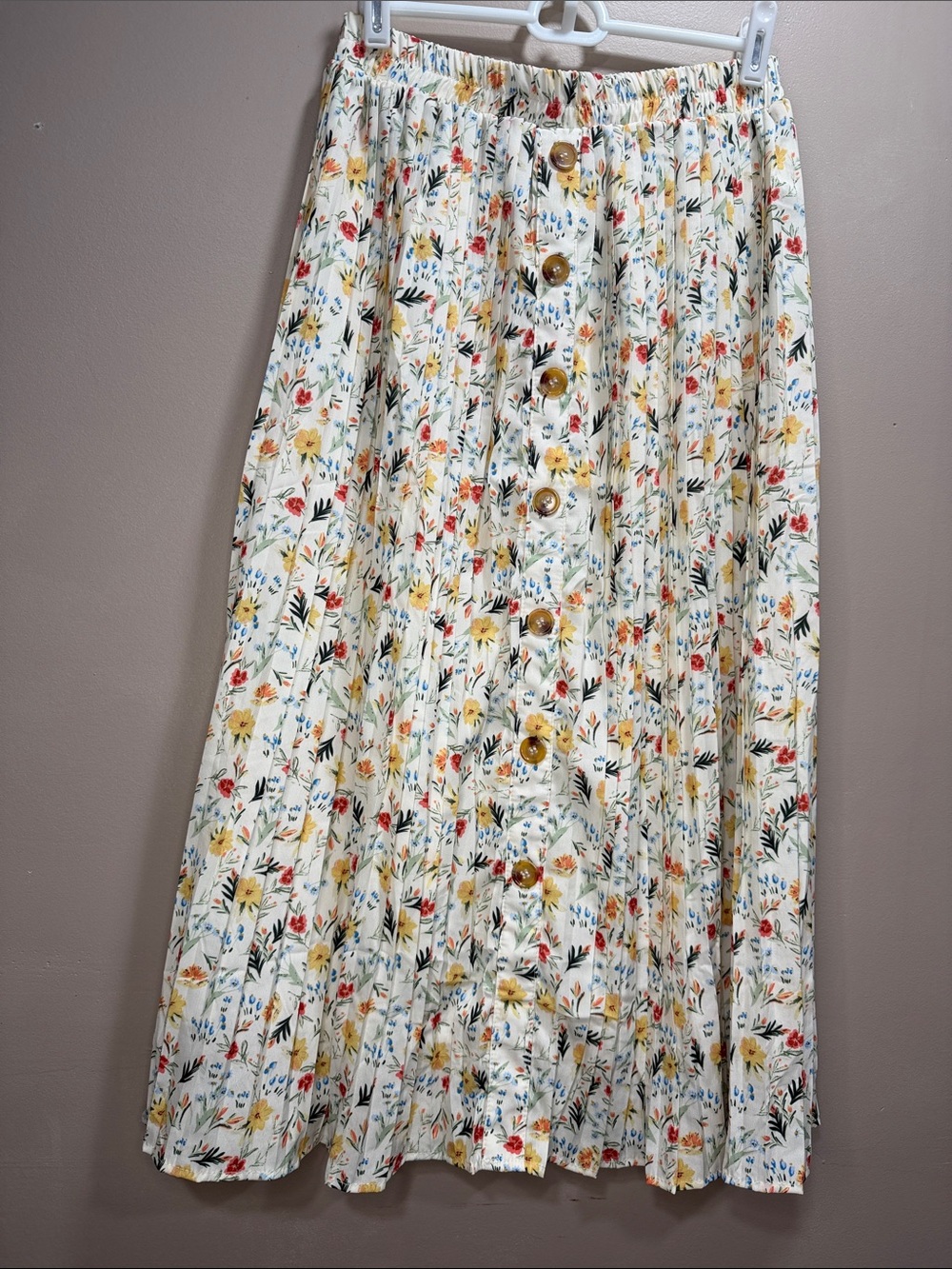 Beautiful floral pleated maxi skirt with button accents size small